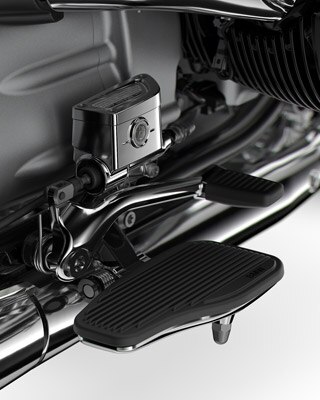We see the footboards of the R 18.