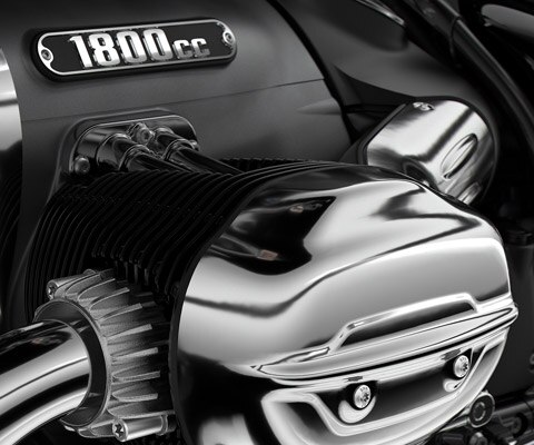 We see the imposing 1802 ccm two-cylinder boxer engine of the R 18.