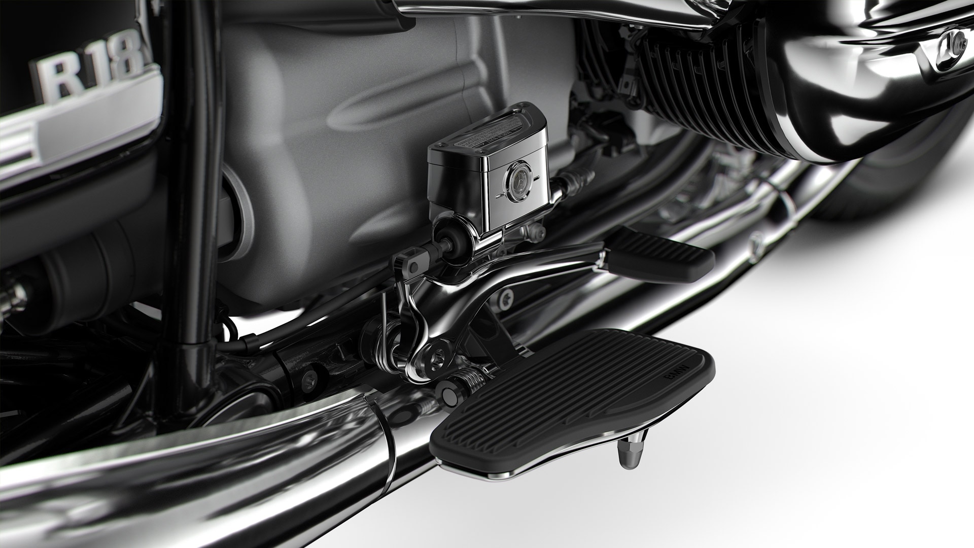 We see the footboards of the R 18.