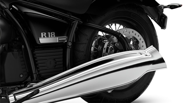 The long fishtail rear silencer also emphasises the cruiser silhouette.