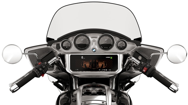 The cockpit boasts the analogue round instruments and the TFT display.