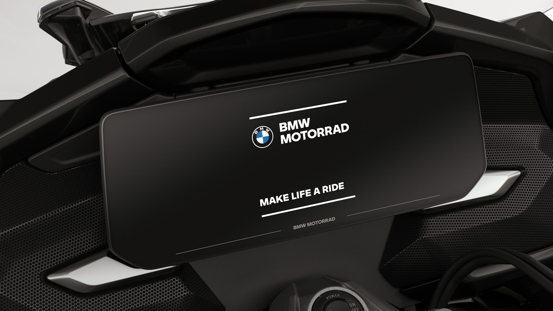Focus on the colour display with BMW Motorrad start screen.