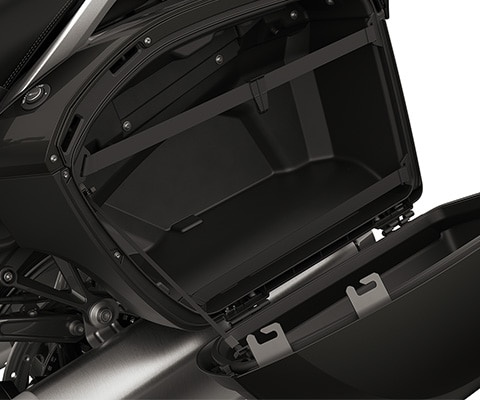 Focus on the open side bags of the K 1600 GTL.