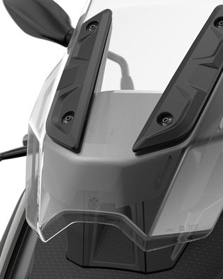 We see the windscreen of the C 400 X.