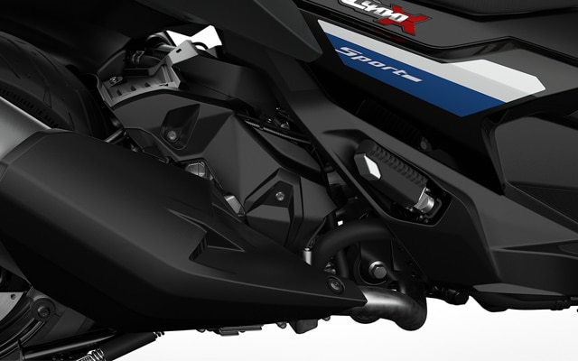 We see the single-cylinder combustion engine of the C 400 X.