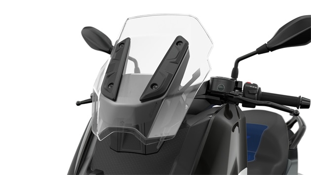 We see the windscreen of the C 400 X.