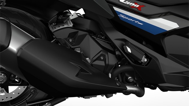 We see the single-cylinder combustion engine of the C 400 X.